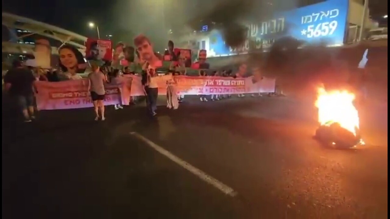 מפגינים למען שחרור החטופים חסמו את נתיבי איילון באזור מחלף השלום